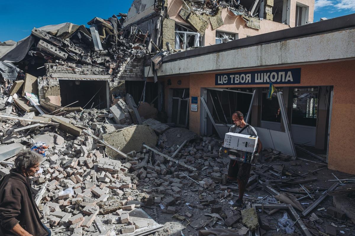 Разрушенная обстрелом школа в городе Бахмут, Украина. Фото: Diego Herrera Carcedo / Anadolu Agency / Getty Images