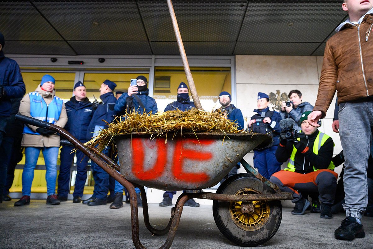 Тачка, раскрашенная буквами «ЕС», на протесте польских фермеров в Познани, Польша, 9 февраля 2024 года. Фото: Jakub Kaczmarczyk / EPA-EFE