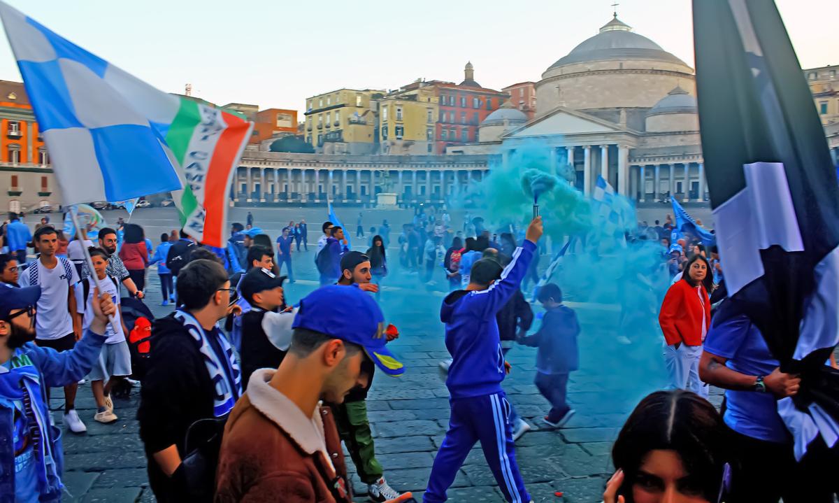 Главная площадь Неаполя за час до начала матча 4 мая. Фото: «Новая газета Европа»