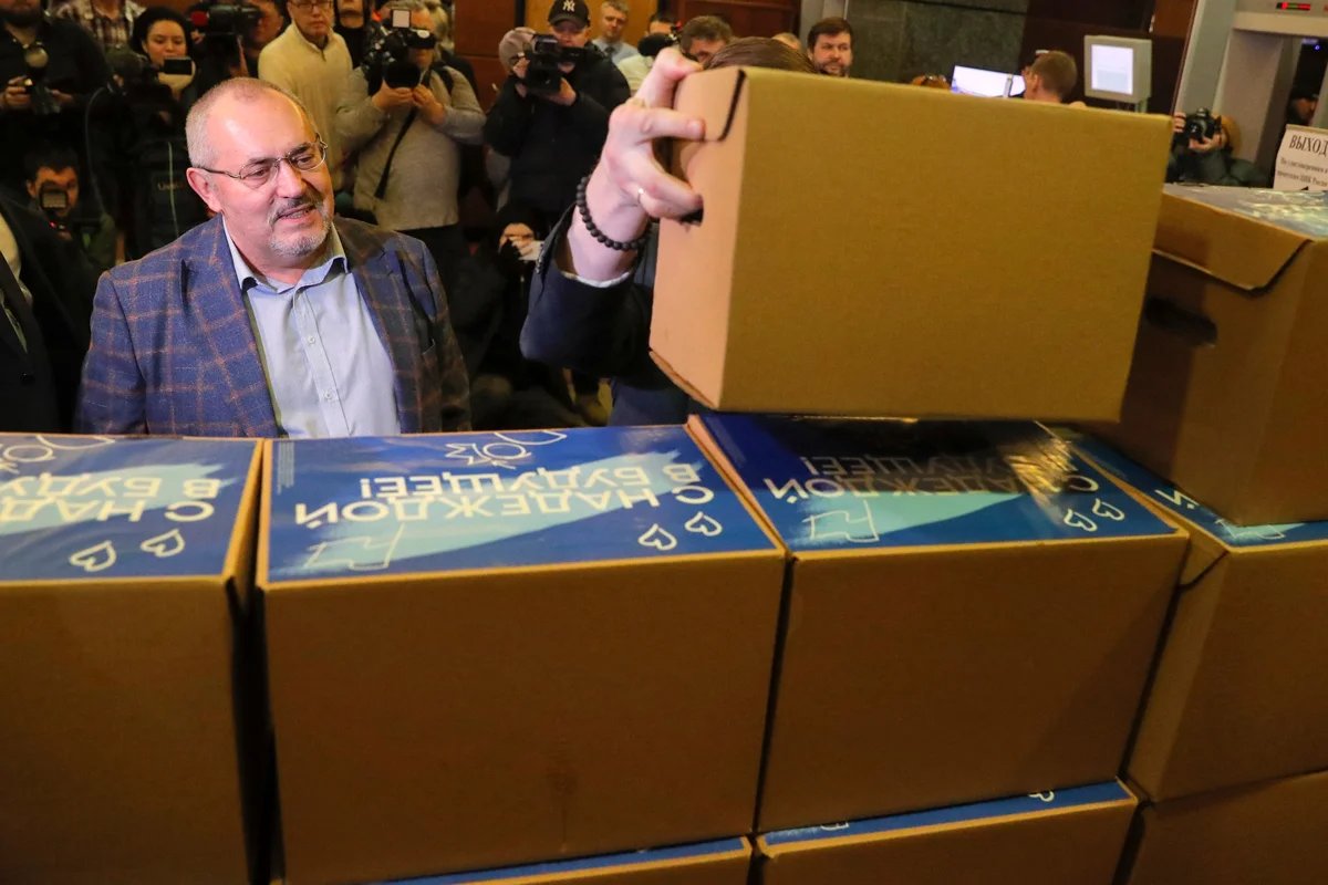 Nadezhdin delivering signatures of support to the CEC on Wednesday. Photo: Maksim Shipenkov / EPA-EFE