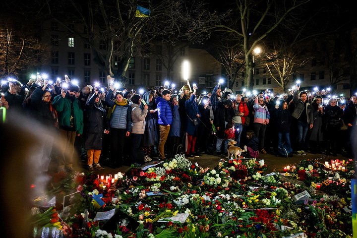 Акция памяти Алексея Навального у российского посольства в Берлине, 1 марта 2024 года. Здесь, как   и во многих других городах мира, люди чтили память Навального в день его похорон в Москве.   
  Фото: Filip Singer / EPA-EFE