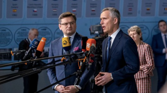 Министр иностранных дел Украины Дмитрий Кулеба (слева) и Йенс Столтенберг. Фото: NATO