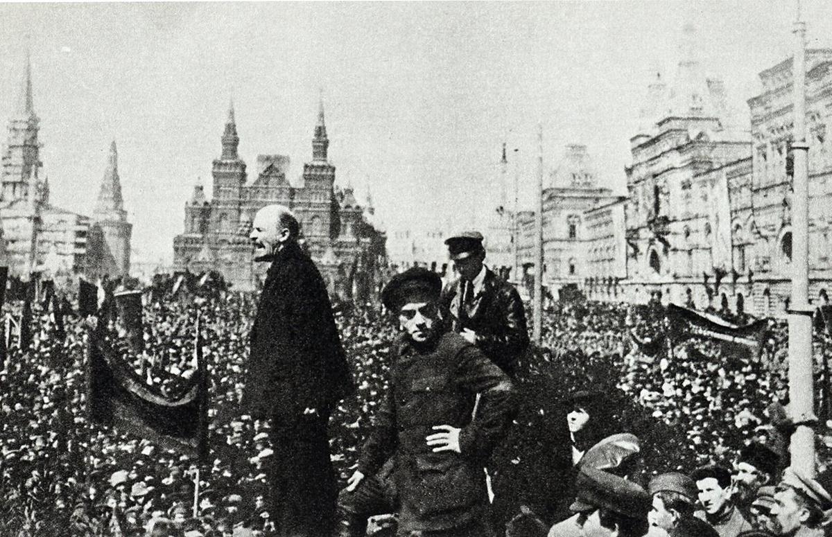 Ленин произносит речь на Красной площади с Лобного места в Москве, 1 мая 1919 года. Фото: Universal History Archive / Universal Images Group / Getty Images