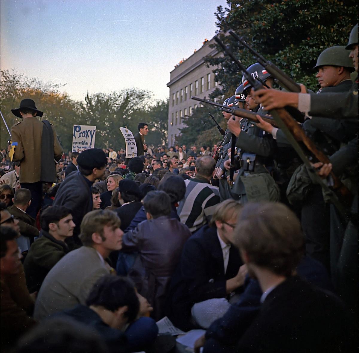Акция протеста против войны во Вьетнаме у здания Пентагона, 21 октября 1967. Фото:  Wikimedia Commons