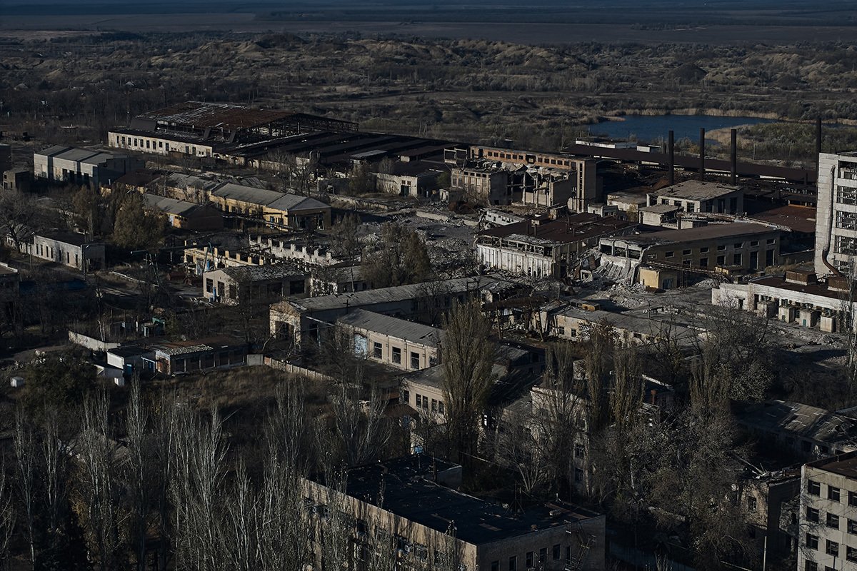 Вид на Часов Яр Донецкой области, 5 ноября 2023 г. В городе остается около 1000 мирных жителей. Фото: Костя Либеров / Libkos / Getty Images