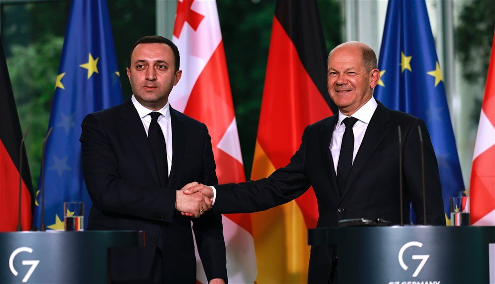 Ираклий Гарибашвили и Олаф Шольц. Фото: EPA-EFE/HANNIBAL HANSCHKE
