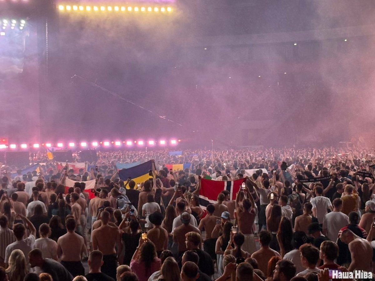 Зрители с флагами на концерте Макса Коржа, Варшава, 9 августа 2025 года. Фото: Наша Ніва