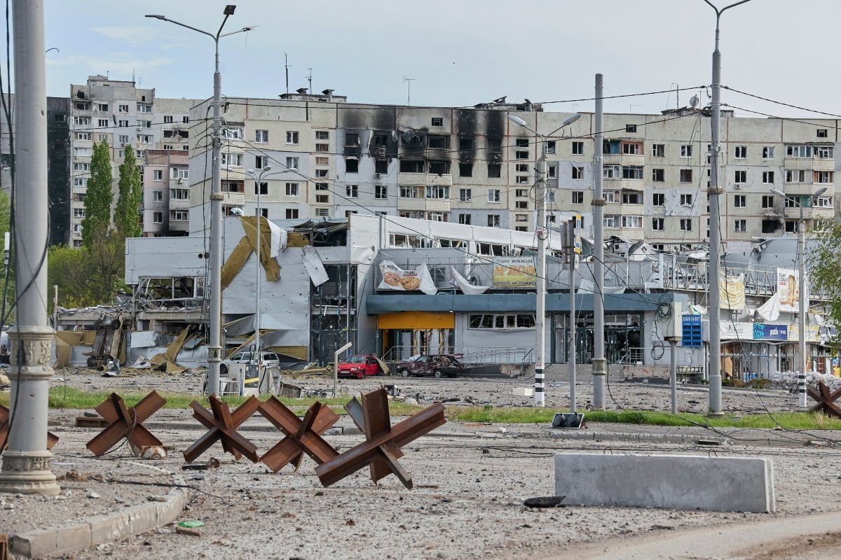 Поврежденные здания в районе Северной Салтовки на окраине Харькова, Украина, 11 мая 2022 года. Фото: Сергей Козлов / EPA-EFE