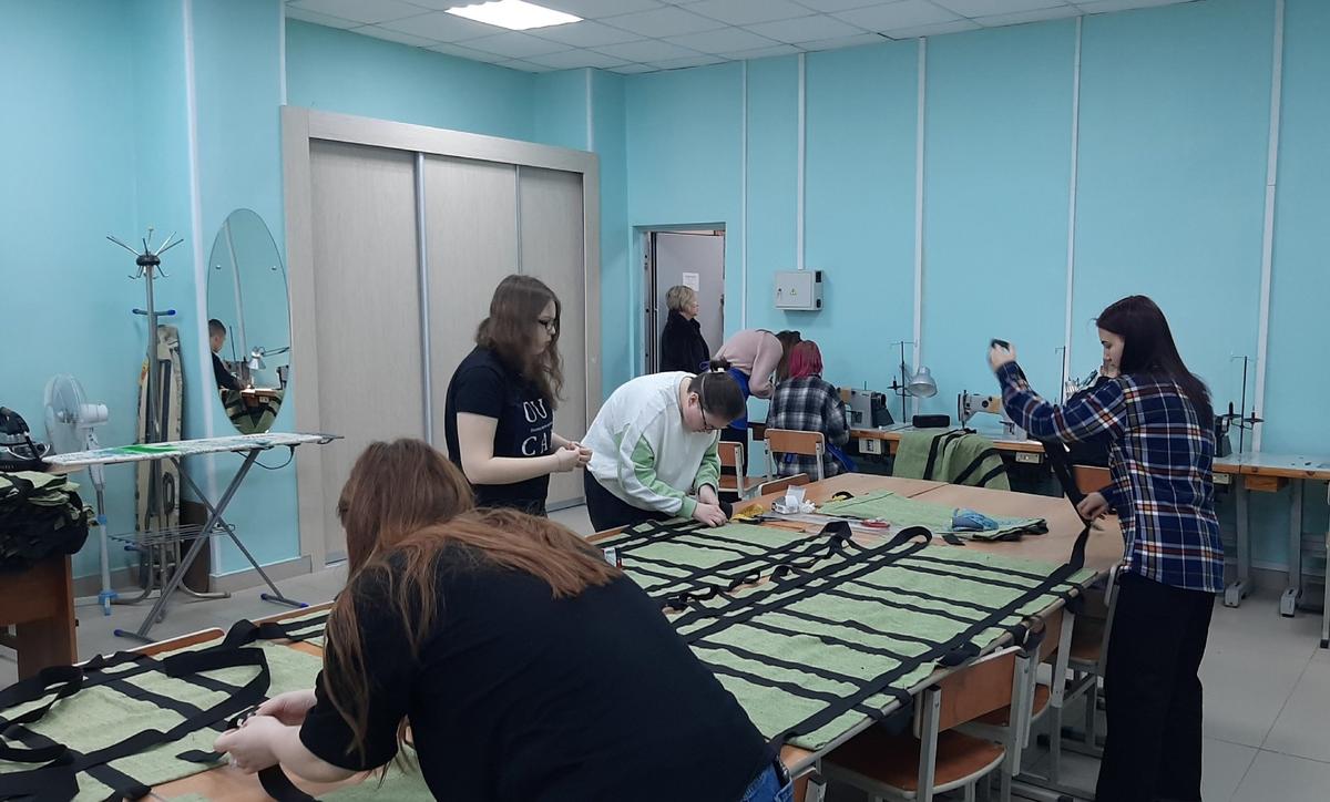 Students of the Syktyvkar vocational school craft stretchers and pullovers for the conscripts. Photo: VK