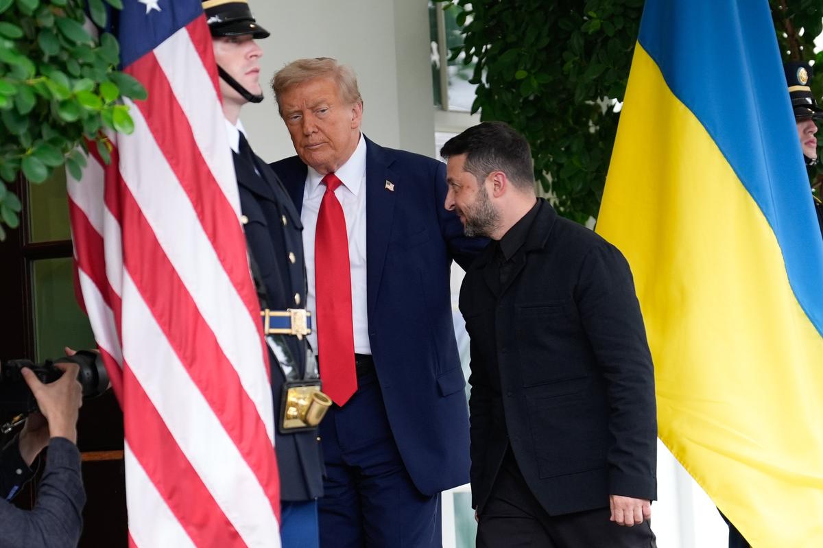 US President Donald Trump greets Ukrainian President Volodymyr Zelensky before their meeting with European Leaders at the White House in Washington, 18 August 2025. Photo: EPA/YURI GRIPAS