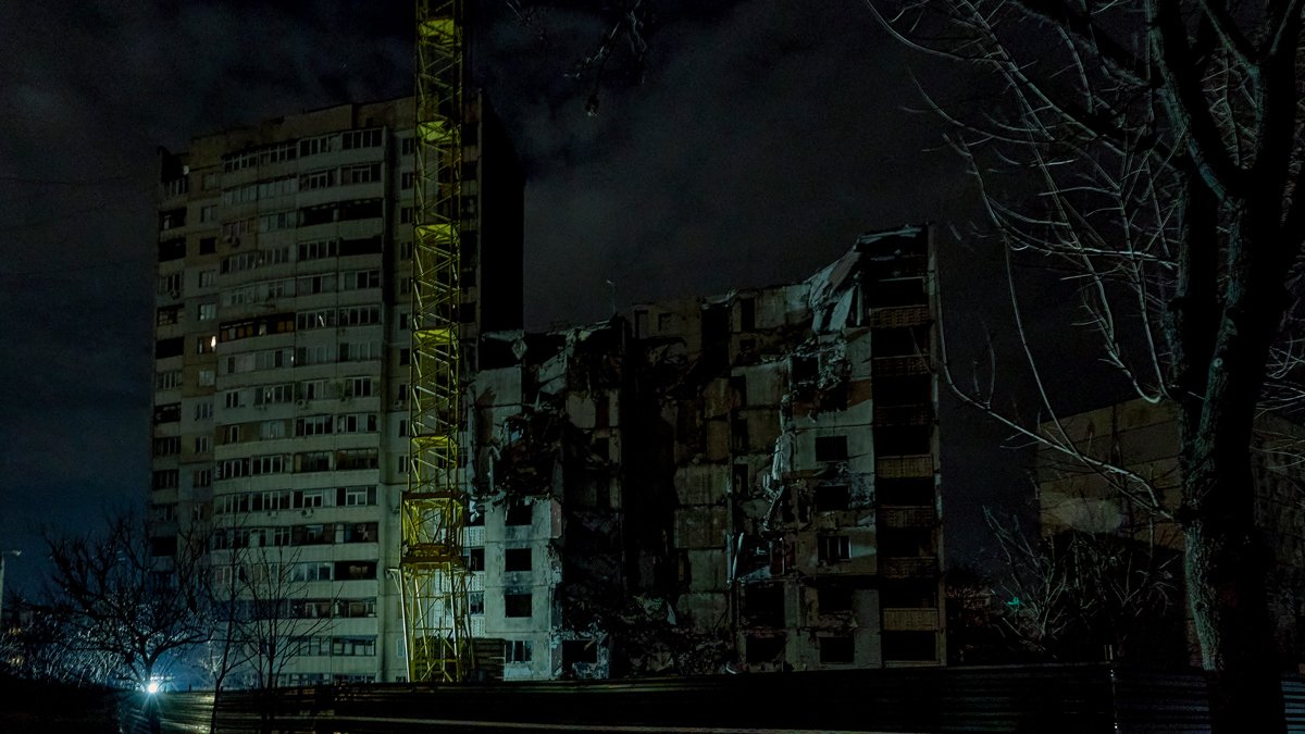 Разрушенный Харьков в блэкауте. Фото: Сергей Козлов / EPA-EFE