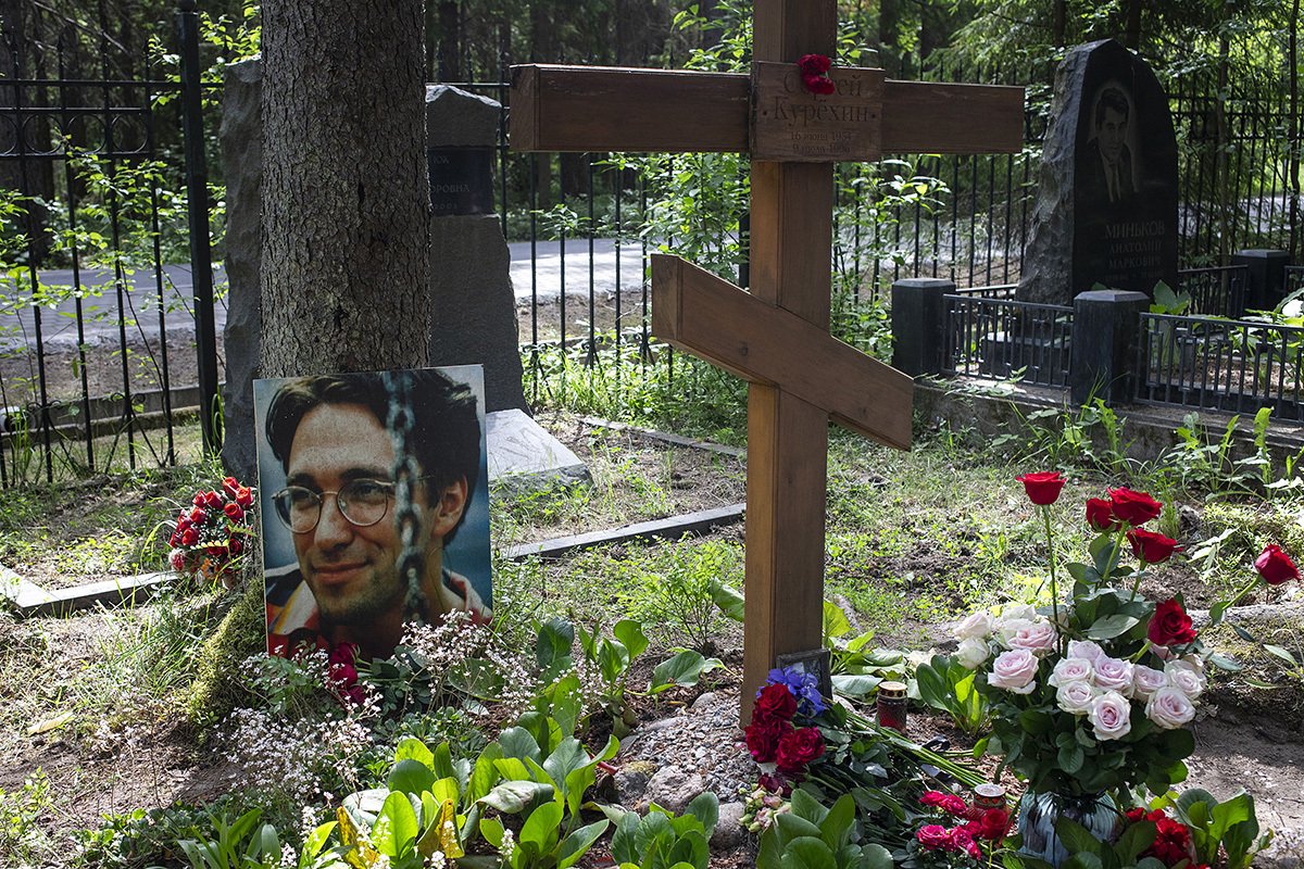 Могила Сергея Курехина на Комаровском кладбище. Фото: Дмитрий Цыганов
