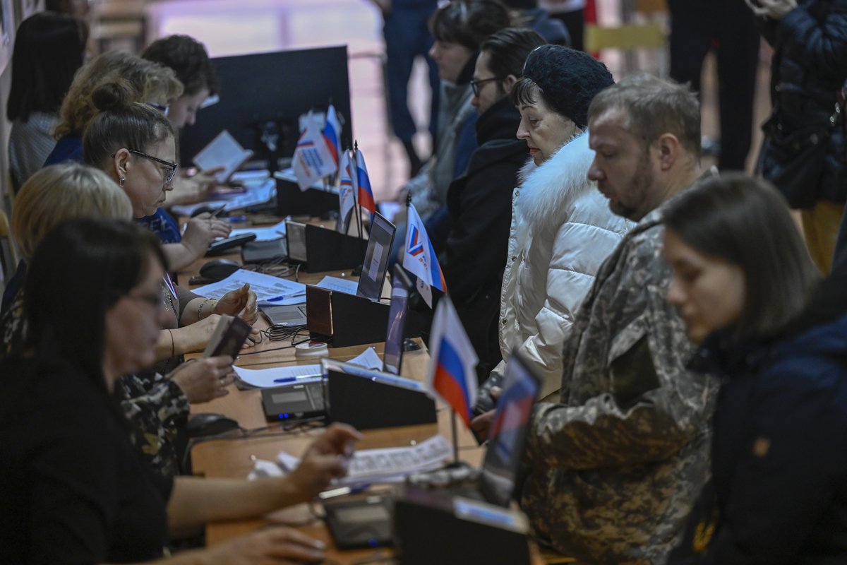 Очередь на получение избирательных бюллетеней в Москве, 17 марта 2024 года. Фото: Contributor / Getty Images