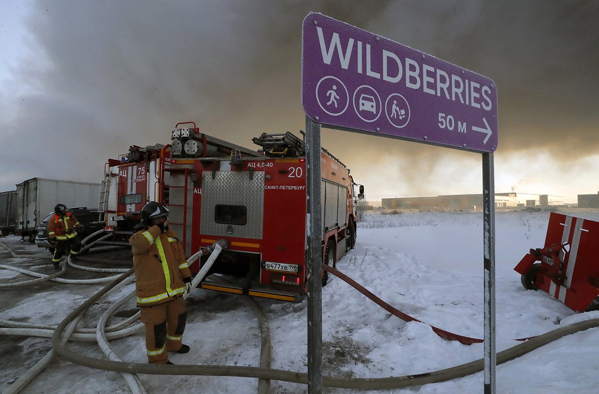 Пожарные на месте горящего склада российского интернет-магазина Wildberries в Шушарах, под Санкт-Петербургом, Россия, 13 января 2024. Фото: Анатолий Мальцев / EPA-EFE