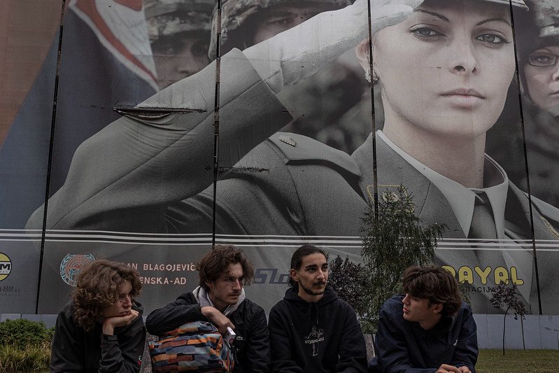 Баннер, посвященный сербской армии, расположенный напротив здания министерства обороны Сербии в Белграде. Фото: Влад Докшин / Специально для «Новой газеты.Европа»