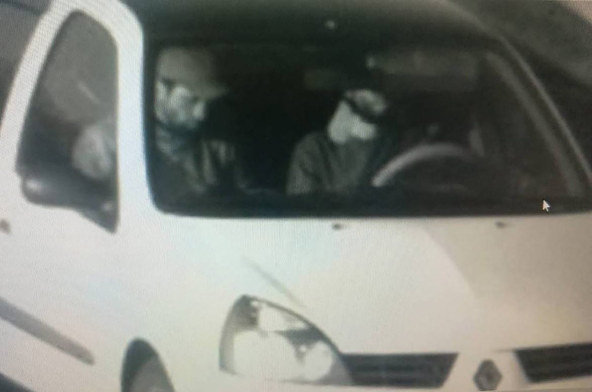 Предполагаемые террористы за рулем белого автомобиля. Фото: кадр камеры видеонаблюдения