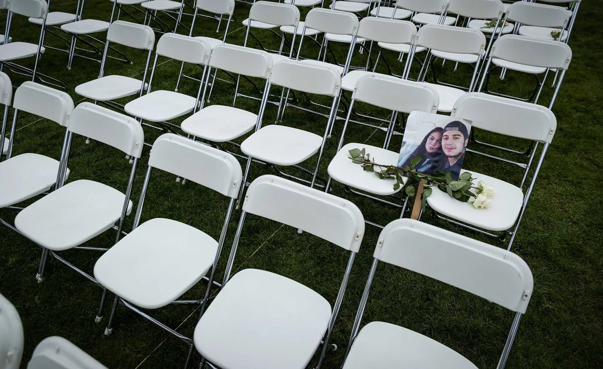 298 empty chairs set up by relatives of MH17 crash victims as a silent protest in front of the Russian Embassy in The Hague, 8 March 2020. Photo: Robin van Lonkhuijsen / EPA-EFE