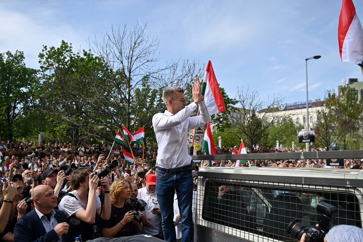 Петер Мадьяр приветствует демонстрантов во время антиправительственной акции протеста в Будапеште, Венгрия, 6 апреля 2024 года. Фото: Zoltan Balogh / EPA-EFE