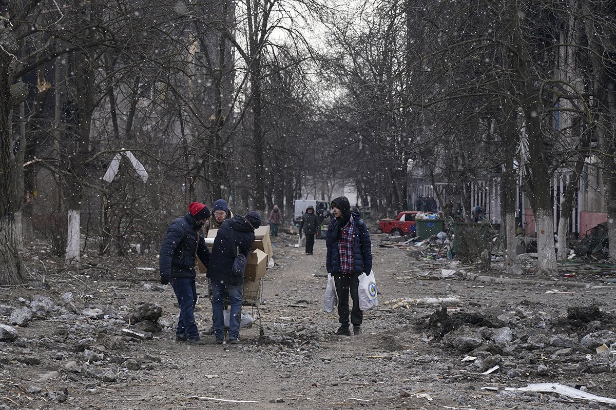 Эвакуация гражданских из Мариуполя, Украина, 18 марта 2022. Фото: Stringer / Anadolu Agency / Getty Images