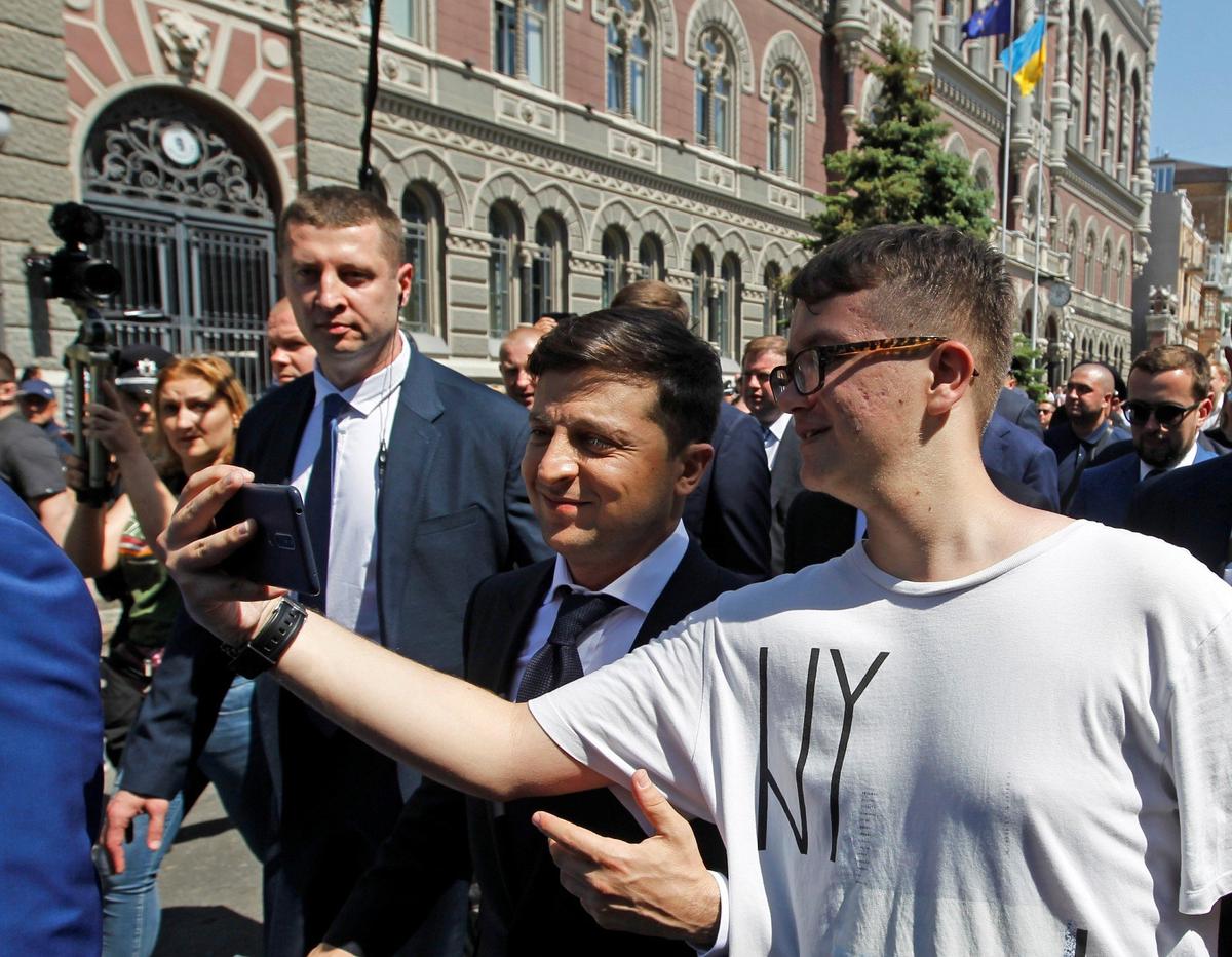 Ukraine's President Volodymyr Zelensky poses for photo as he walks to his Presidential Office after his inauguration ceremony. Kyiv, Ukraine, on May 20, 2019. Photo: Vladimir Shtanko / Anadolu Agency / Getty Images