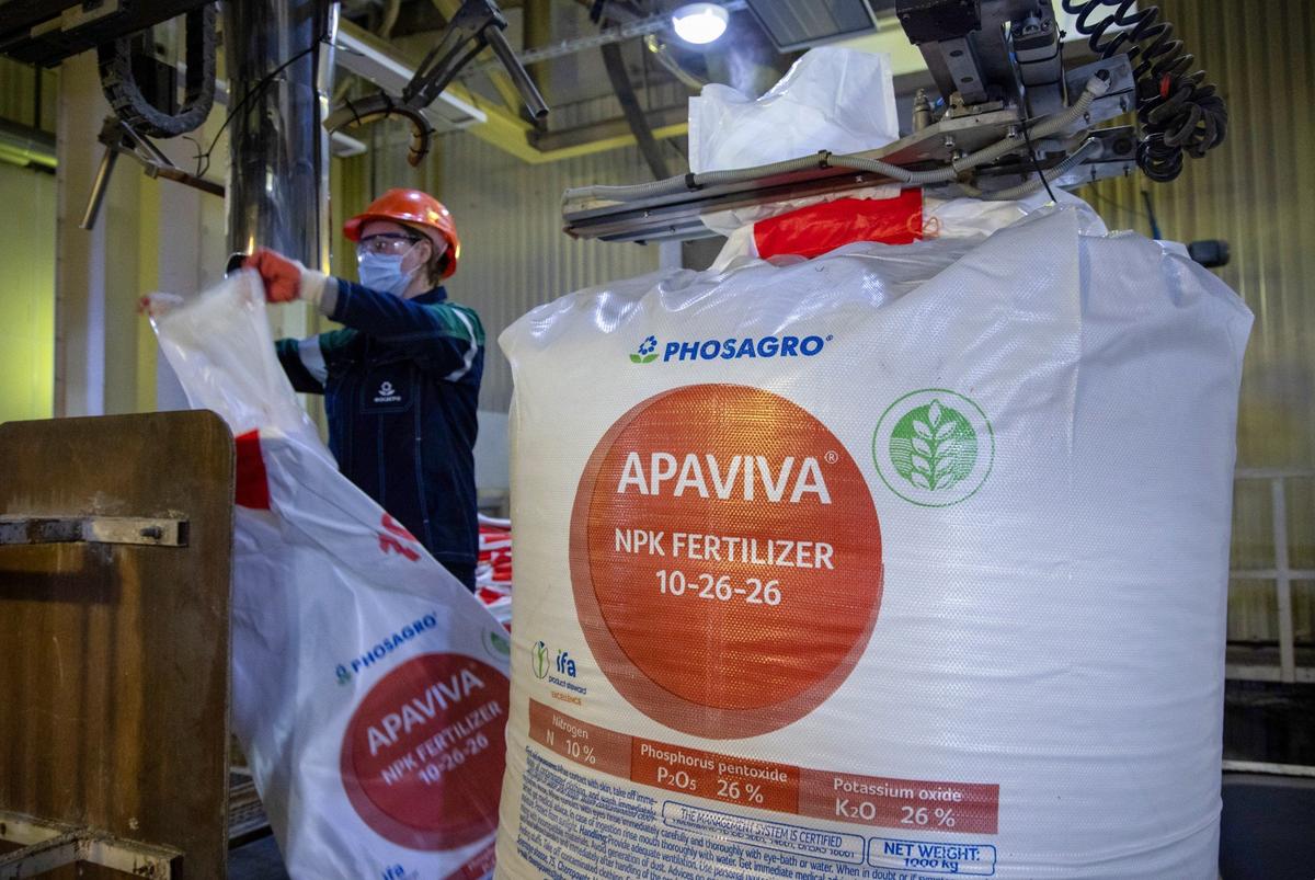 Российское фосфорное удобрение на заводе в Череповце. Фото: Andrey Rudakov / Bloomberg / Getty Images