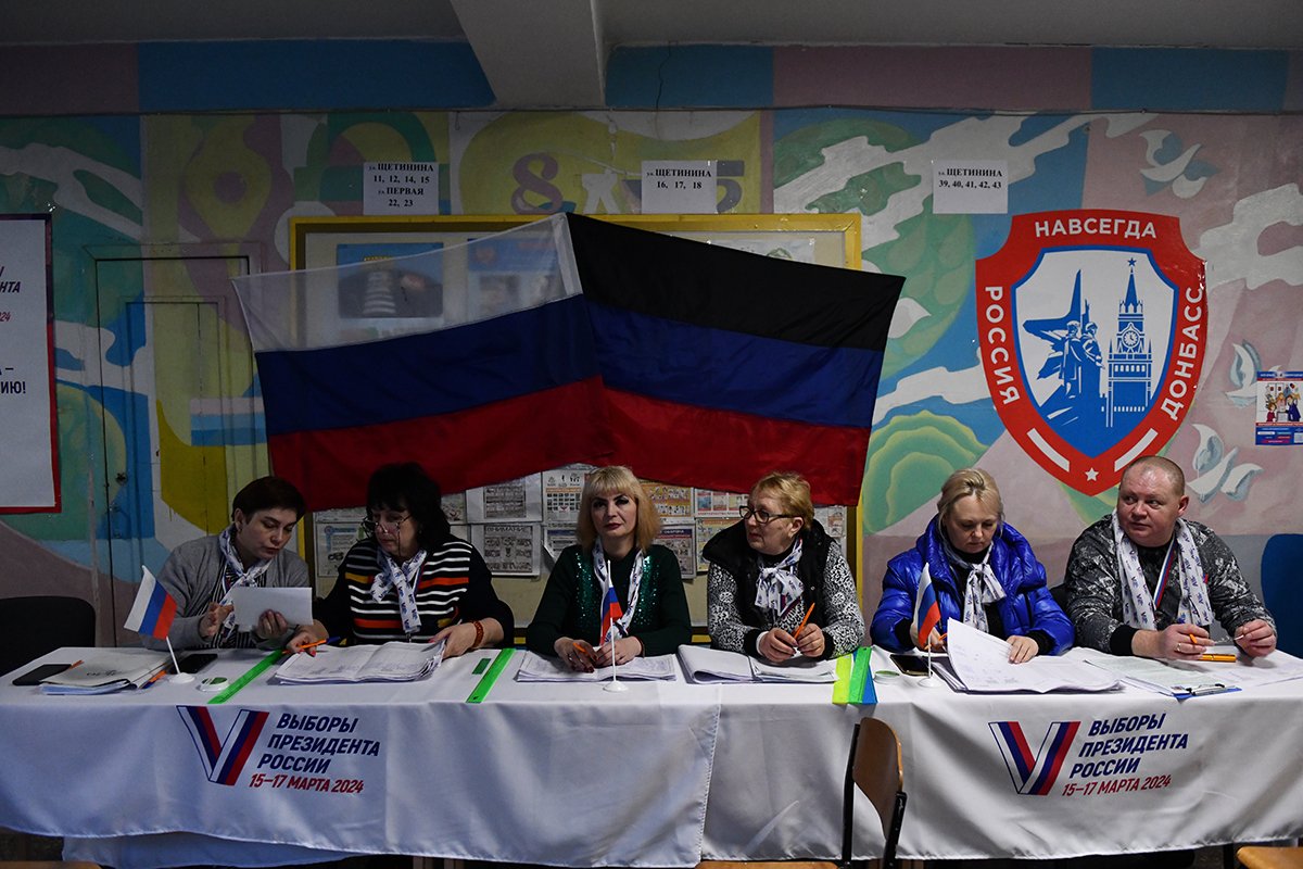Члены местной избирательной комиссии во время президентских выборов в Донецке, контролируемой Россией части Украины, 15 марта 2024 года. Фото: Стрингер / EPA-EFE