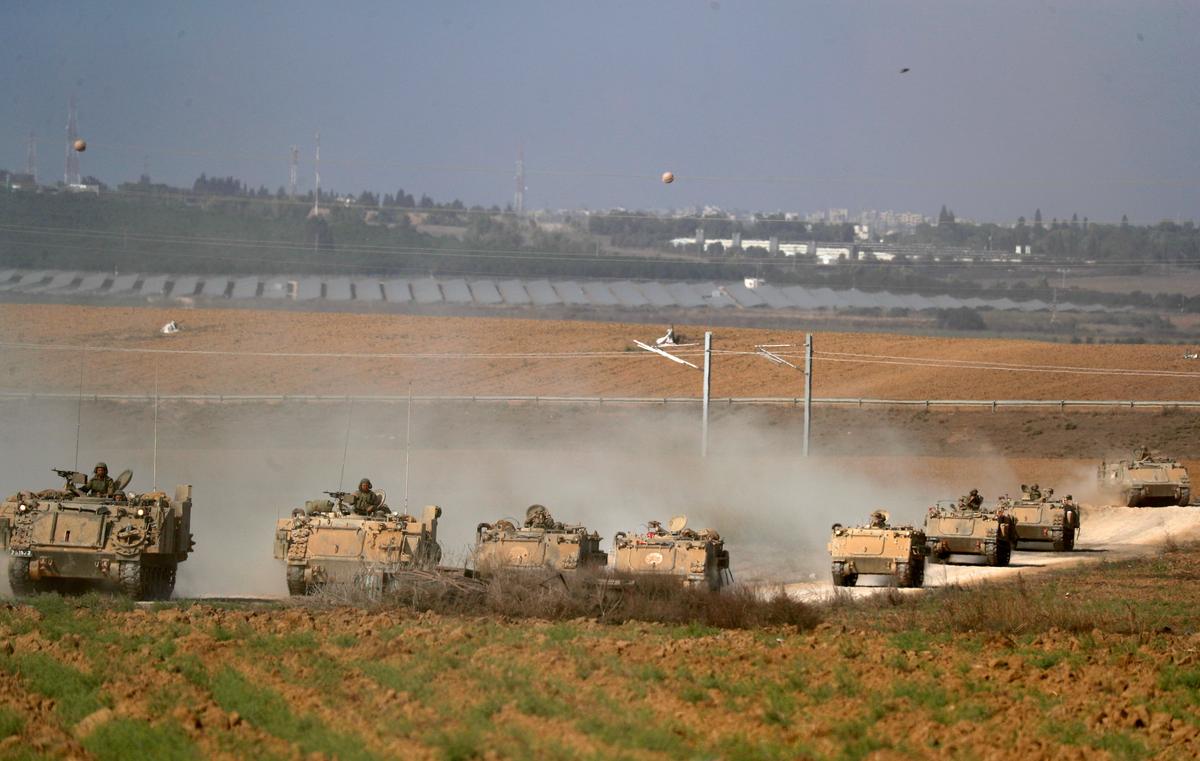 Колонна израильской военной техники неподалеку от границы с Газой. Фото: EPA-EFE / ATEF SAFADI