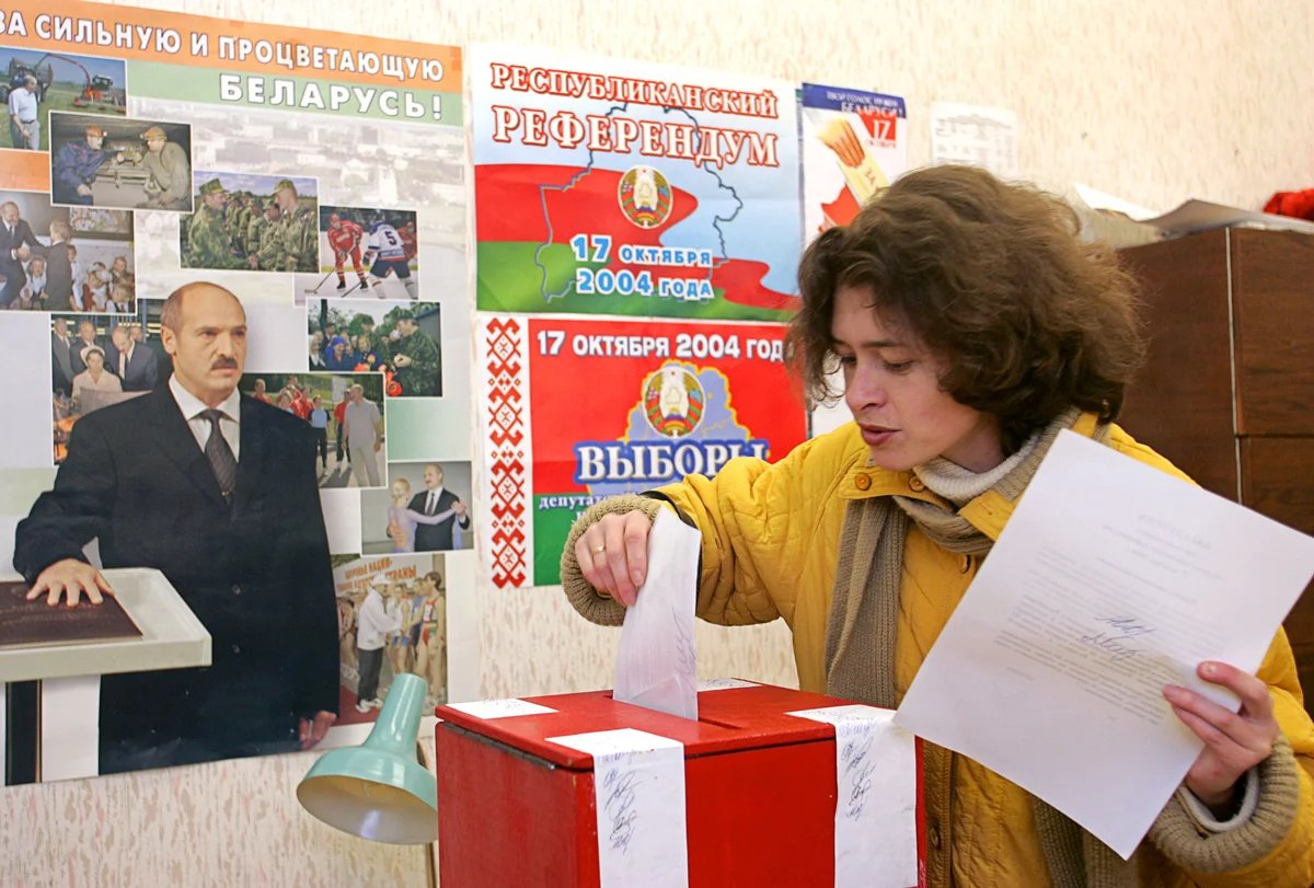 Voters take part in the 2004 referendum in Belarus. Photo: Gleb Garanich / Reuters / Scanpix / LETA