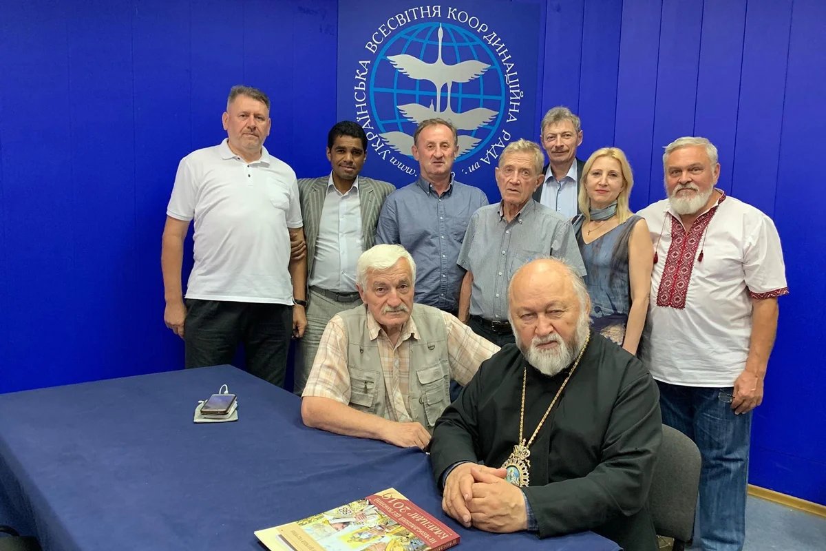 Valery Semenenko (top row, centre, grey shirt) at the Ukrainian World Coordination Council surrounded by members of the Ukrainian community in Russia, 2019. Photo from the personal archive of Valery Semenenko