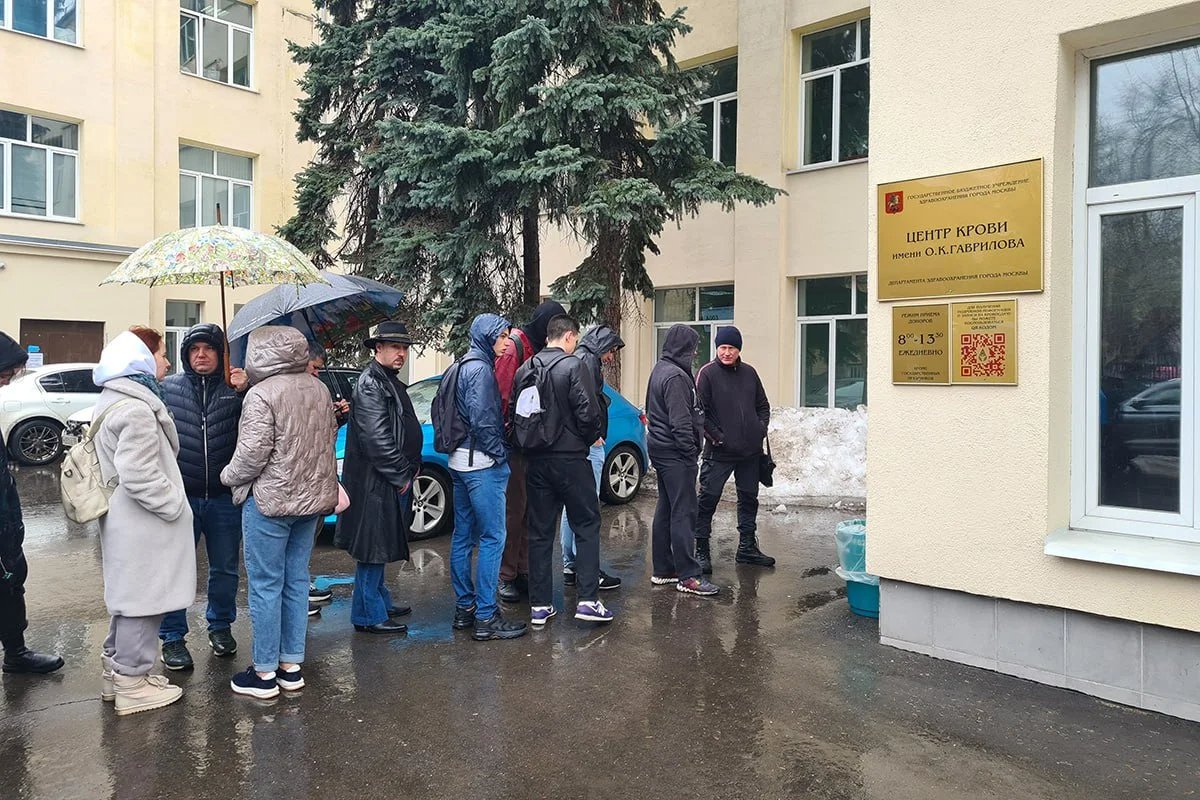 People lining up to donate blood at a Moscow blood bank. Photo: Denis Voronin / Moskva agency