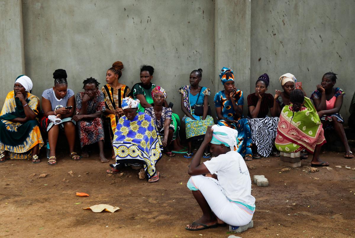 Родственники последователей религиозной организации Good News International Church возле морга районной больницы Малинди в Малинди, округ Килифи, Кения, 27 апреля 2023 года. Фото: REUTERS