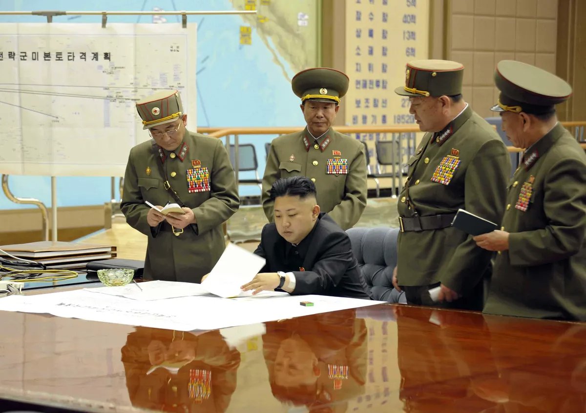 Ким Чен Ын во время экстренного оперативного совещания, на котором он приказал ракетным войскам стратегического назначения быть в состоянии готовности для нанесения ударов по объектам США и Южной Кореи, 29 марта 2013 года. Фото: EPA / KCNA SOUTH KOREA OUT EDITORIAL USE ONLY