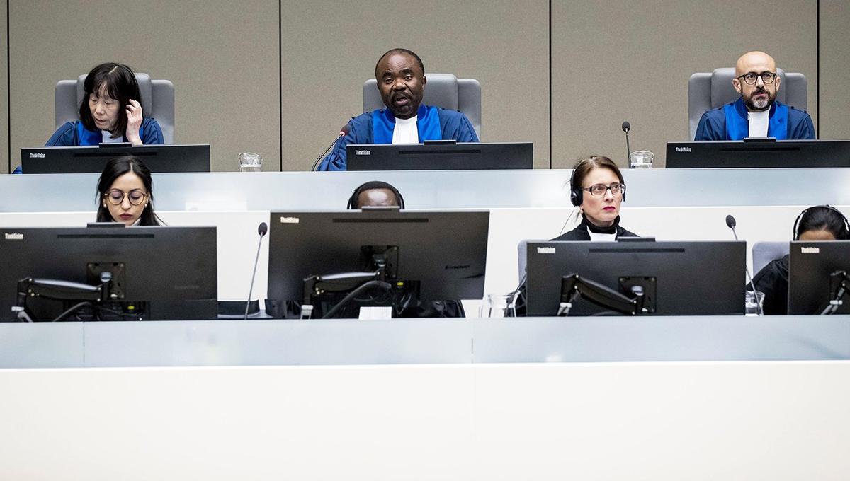 Судьи Томоко Акане, Антуан Кезиа-Мбе Миндуа и Розарио Сальваторе Айтала в Международном уголовном суде в Гааге, Нидерланды, 25 января 2016 года. Фотоо: Koen van Weel / EPA-EFE
