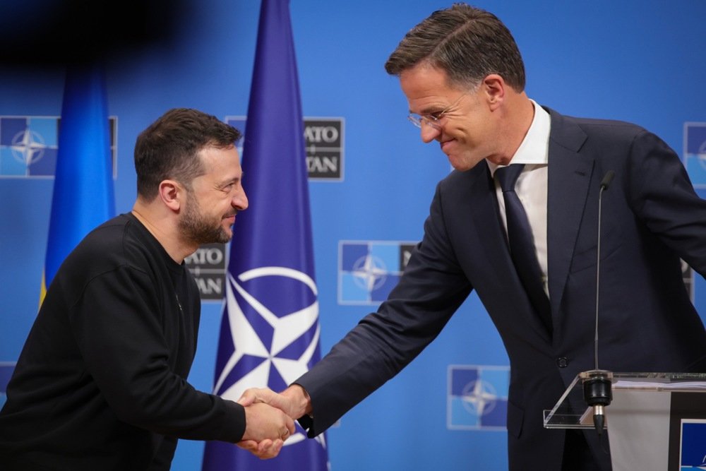 Ukrainian President Volodymyr Zelensky and NATO Secretary General Mark Rutte shake hands at a press conference during the NATO Defence Ministers Council in Brussels, 17 October 2024. Photo: EPA-EFE/OLIVIER MATTHYS