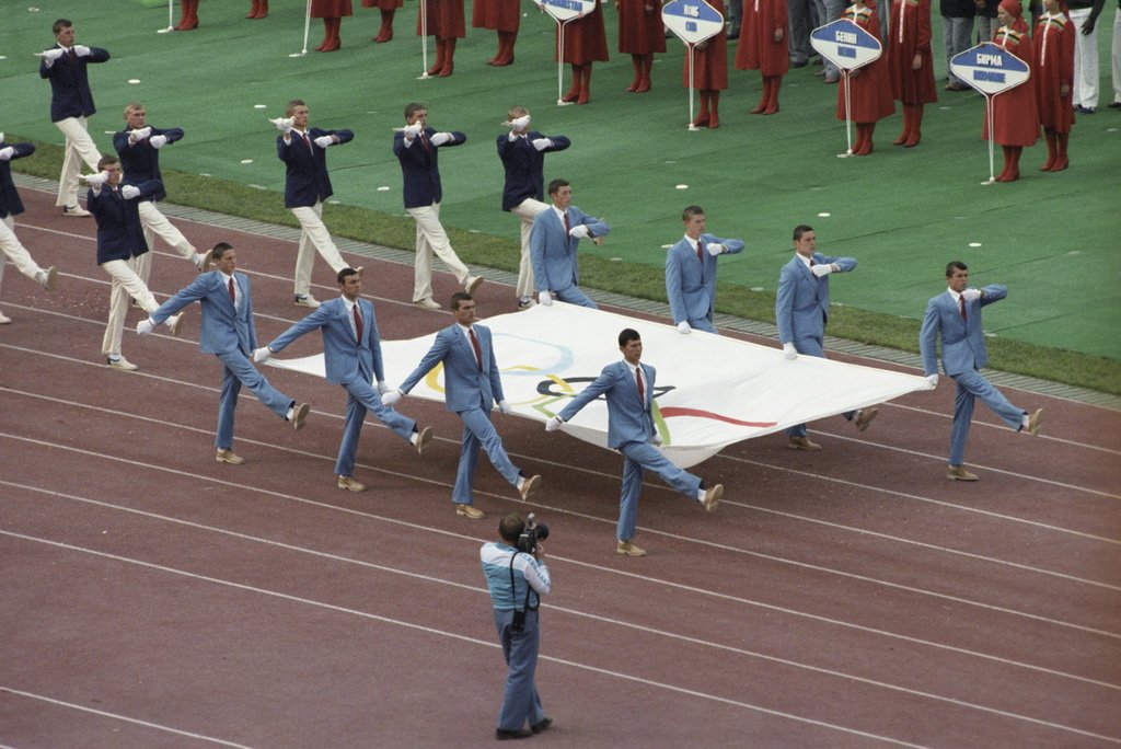 Вынос олимпийского флага на церемонии открытия Игр XXII Олимпиады 1980 года. Фото:  Wikimedia Commons , RIA Novosti archive / Sergey Guneev / CC-BY-SA 3.0, CC BY-SA 3.
