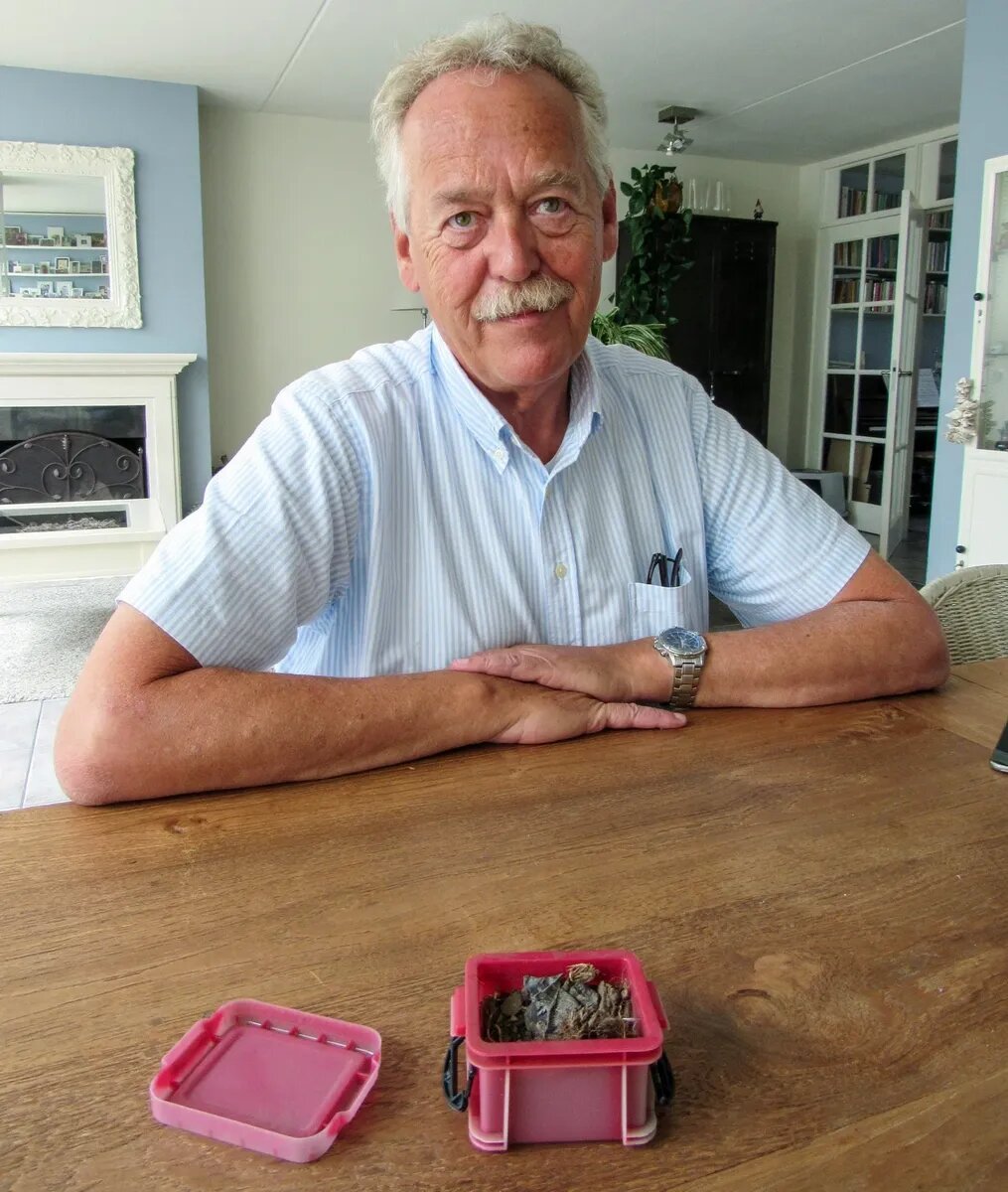 Piet Ploeg. In front of him on the table is a box of soil from the crash site. Photo: Ekaterina Glikman