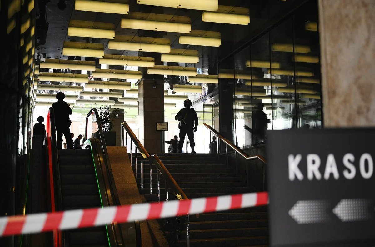 Police officers following a shootout at the Moscow headquarters of Wildberries, Russia’s largest online retailer, 18 September 2024. Photo: Ramil Sitdikov / Sputnik / Imago Images / SNA / Scanpix / LETA