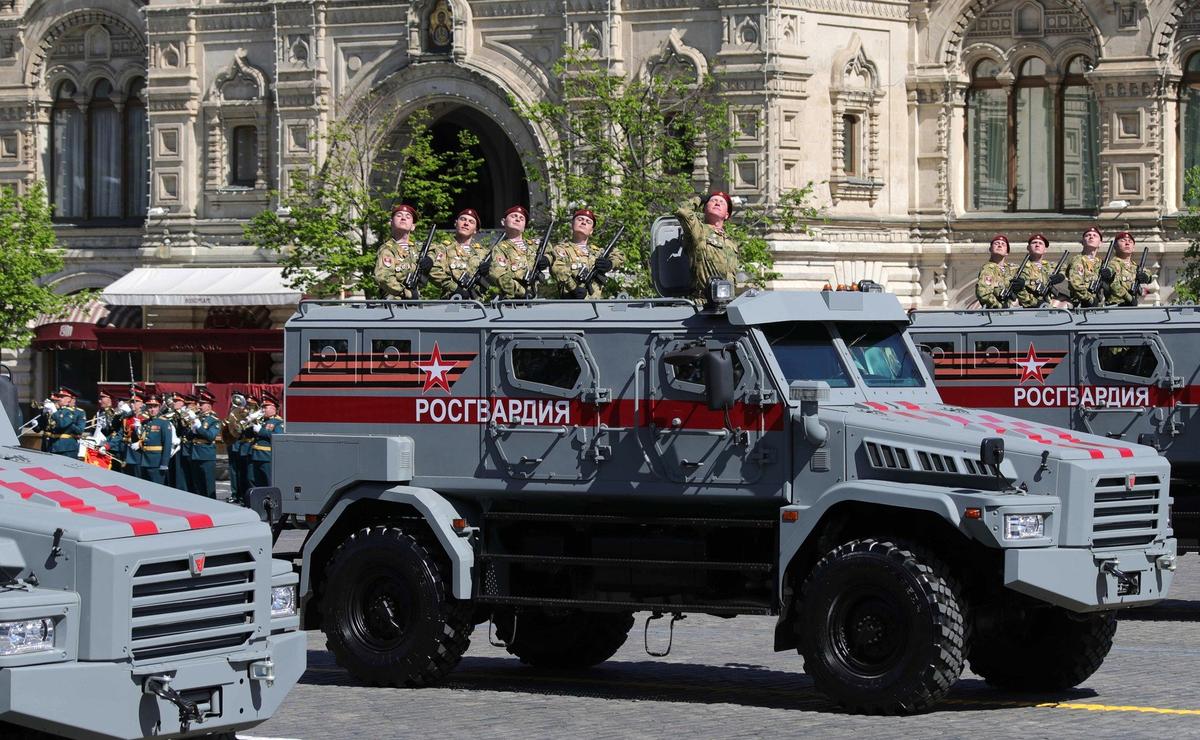 Бронеавтомобиль Росгвардии во время парада на Красной площади в честь 73-й годовщины Победы. Фото: Kremlin.ru