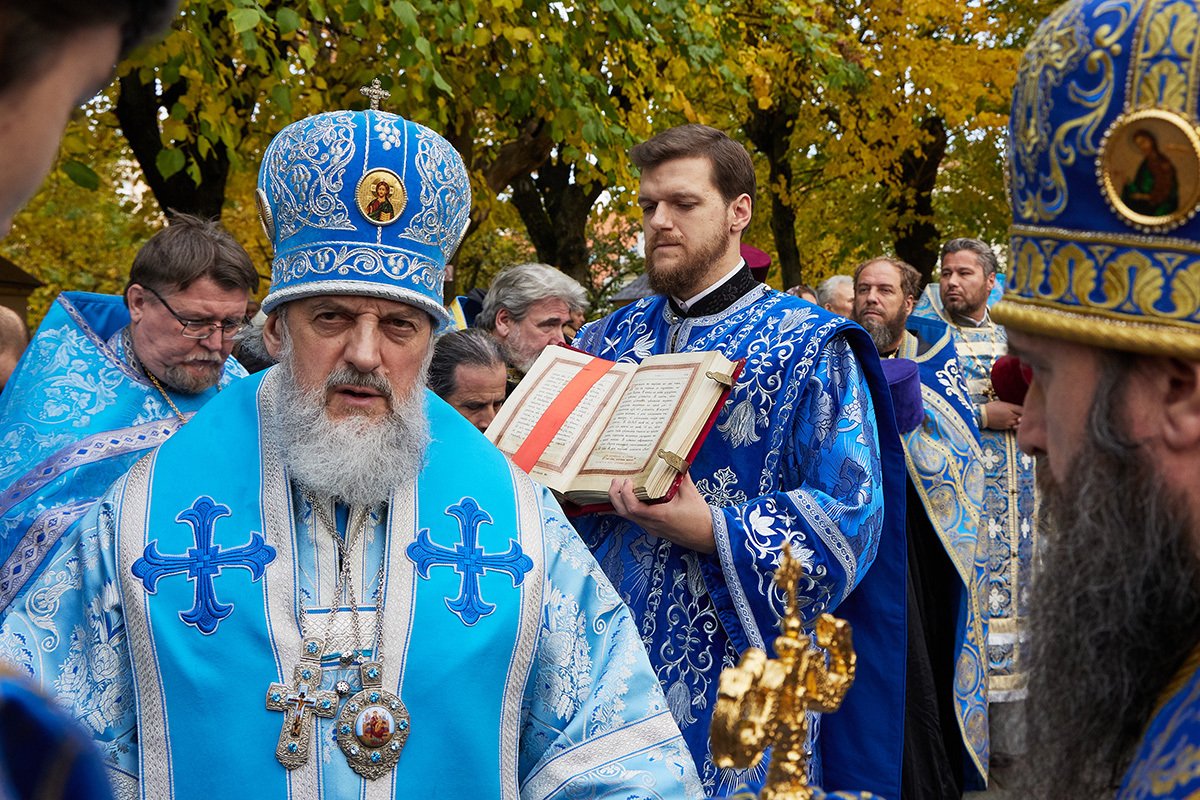 Митрополит Литовской православной церкви Инокентий принимает участие в крестном ходе в Вильнюсе, 15 октября 2022 года. Фото: Олег Никишин / Getty Images