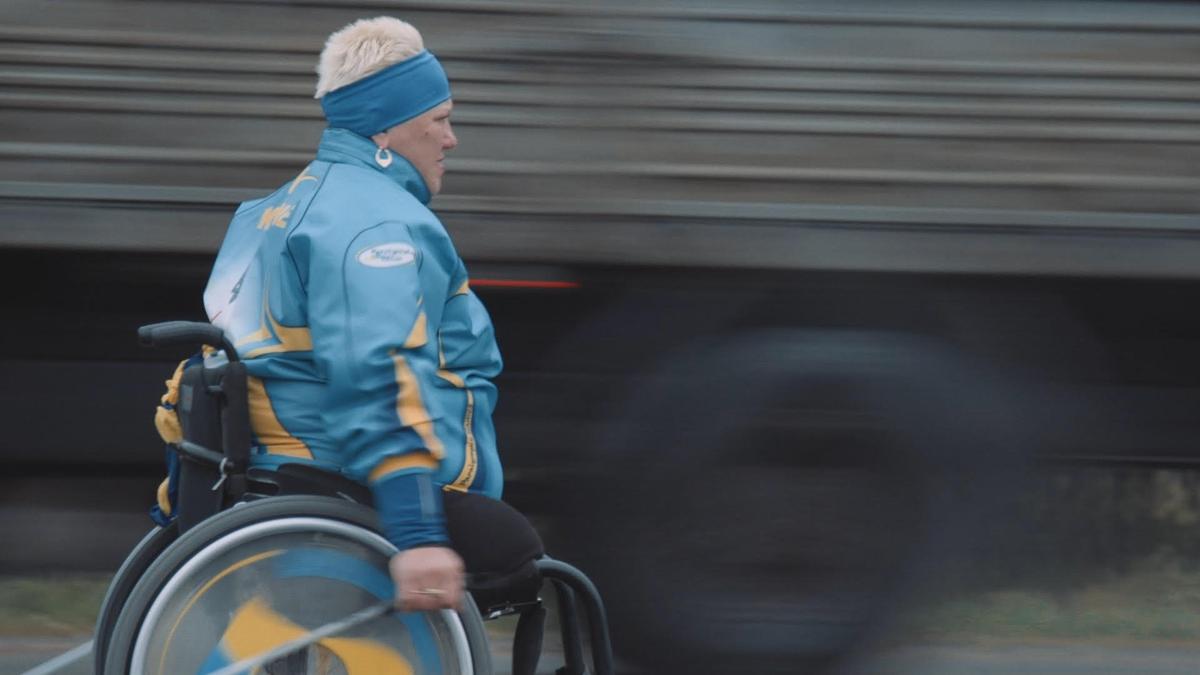 Золотая медалистка Паралимпийских игр тренируется на трассе между Киевом и Бердичевом. Кадр из фильма «Pushing Boundaries»
