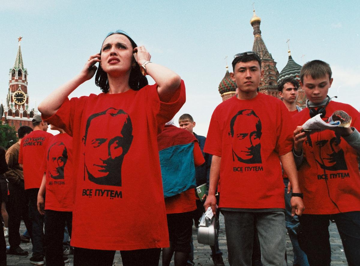 Члены российского молодежного движения «Идущие вместе» во время митинга, посвященного первой годовщине инаугурации Владимира Путина, 7 мая 2001. Фото: Oleg Nikishin / Newsmakers