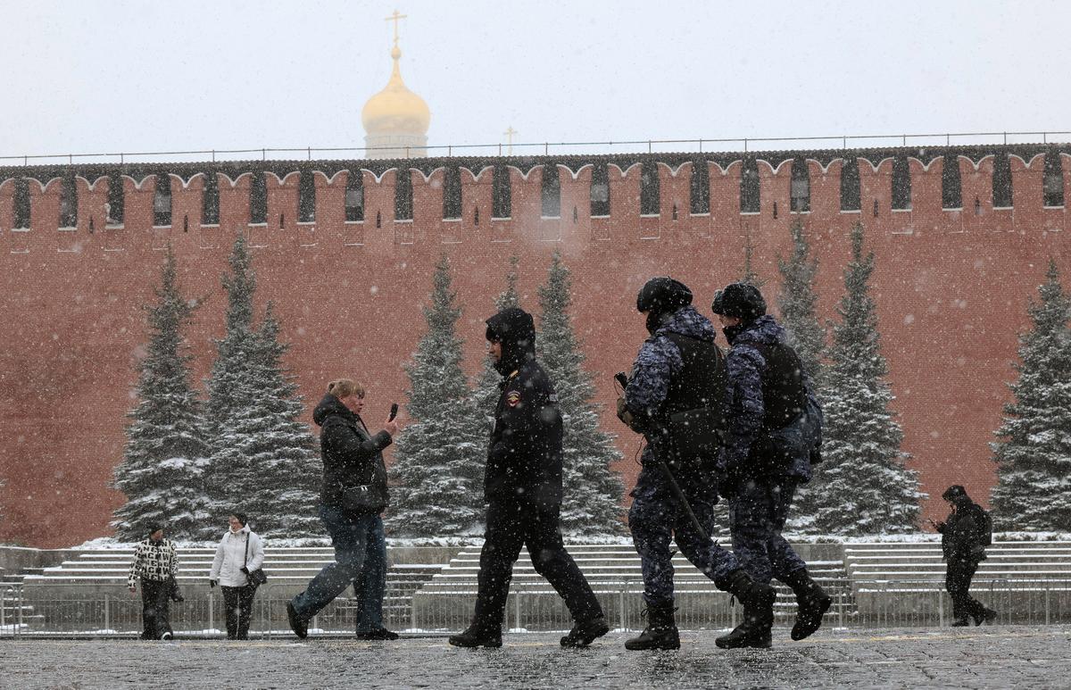 Russian police on patrol outside the Kremlin in Moscow, 6 April 2025. Photo: EPA / Maxin Shipenkov