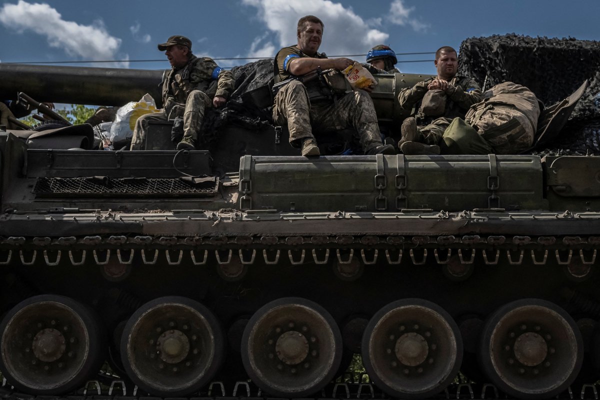 Ukrainian officers in the Sumy region near the border with Russia, 11 August. Photo: Vyacheslav Ratynskyi / Reuters / Scanpix / LETA