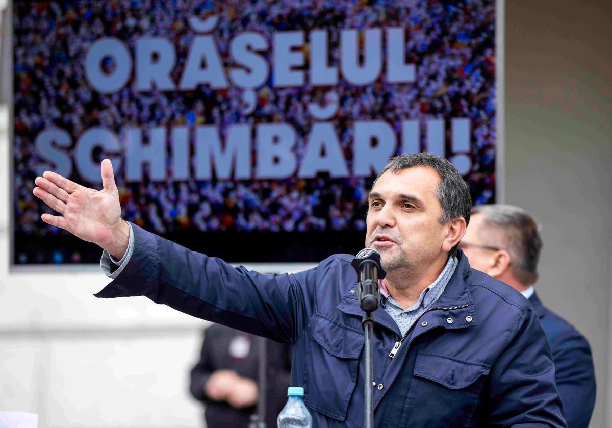 Dinu Țurcanu delivering a speech while supporters of the Șor Party protest in front of the General Prosecutor’s building in Chișinău, Moldova. Photo: EPA-EFE / DUMITRU DORU