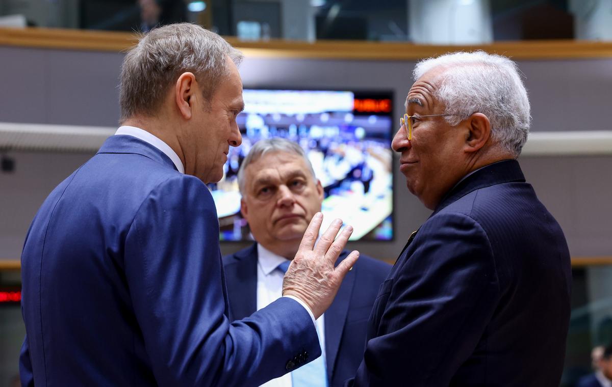 Hungarian Prime Minister Viktor Orbán (C) looks on as Polish Prime Minister Donald Tusk (L) speaks to Portuguese Prime Minister Antonio Costa at a European Council meeting in Brussels, 22 March 2024. Photo: EPA-EFE/OLIVIER HOSLET