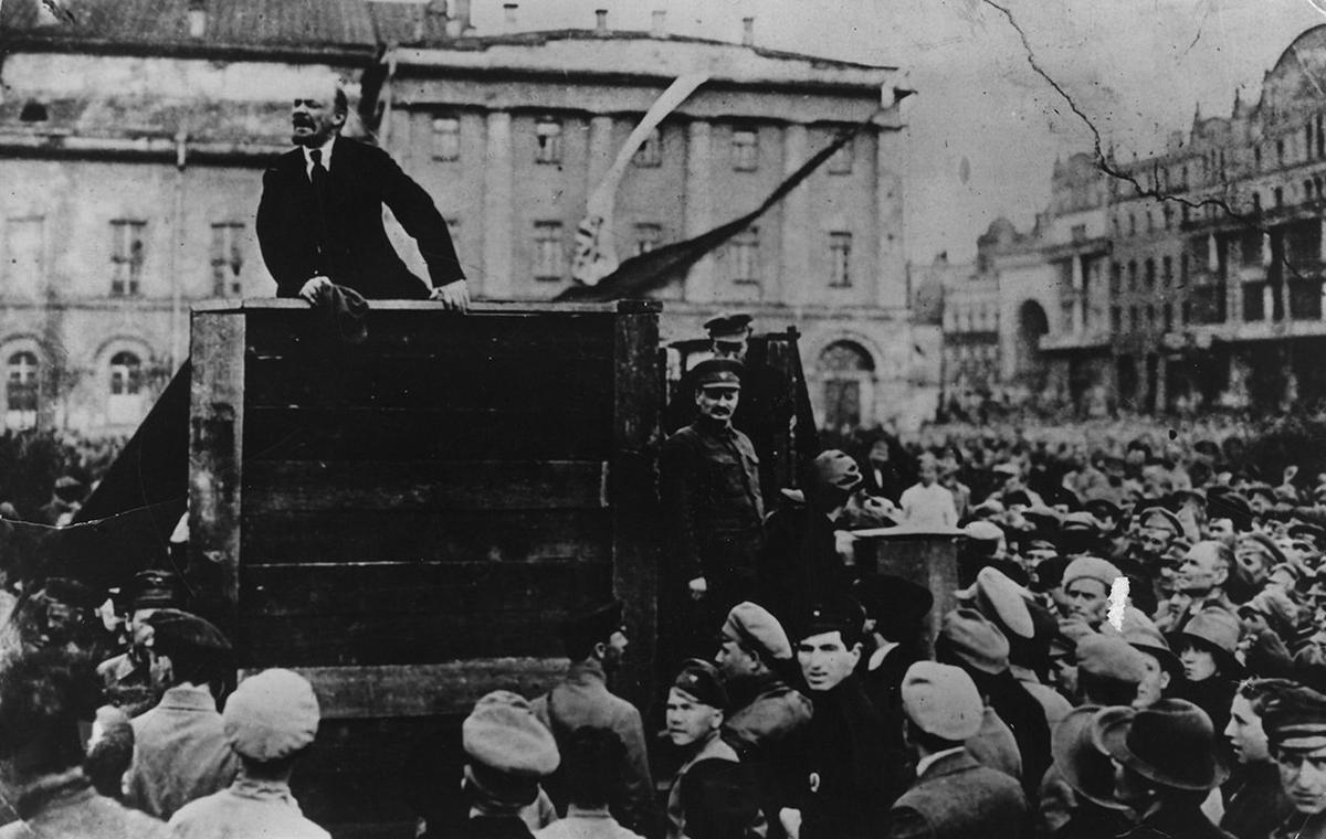 Ленин выступает с речью перед бойцами Красной Армии в Москве, 5 мая 1920 г. Справа от трибуны — нарком Лев Троцкий и член Политбюро Лев Каменев. Фото: Keystone / Getty Images