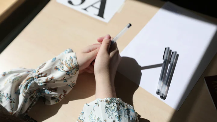 В России половое (или сексуальное) просвещение в принципе отсутствует на уровне школьной программы. В последние месяцы всё чаще слышны новости о введении единоразовых выплат школьницам в случае беременности. А сколько, как думаете, несовершеннолетних девушек в России рожают детей ежегодно в последнее время?