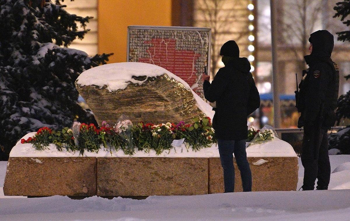 Стихиный мемориал у Соловецкого камня в Москве, 16 февраля 2024 года. Фото: Антон Новодережкин / Коммерсантъ / Sipa USA / Vida Press