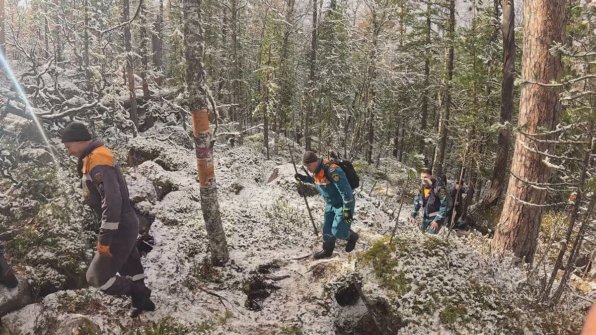 Сотрудники МЧС во время поисков пропавшей семьи. Фото: МЧС Красноярского края /  Telegram
