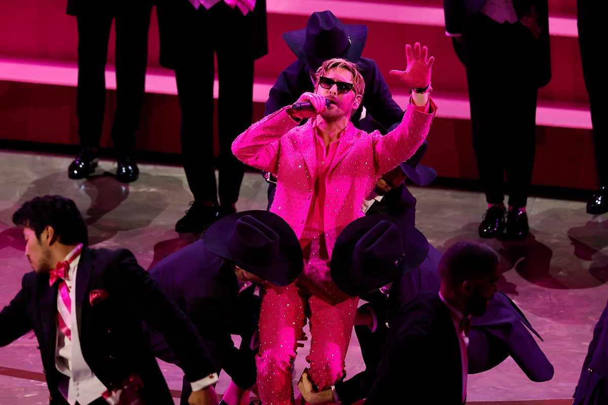 Райан Гослинг (в центре) исполняет песню «I’m Just Ken» из фильма «Барби» во время 96-й ежегодной церемонии вручения премии «Оскар», Лос-Анджелес, США, 10 марта 2024 года. Фото: Caroline Brehman / EPA-EFE